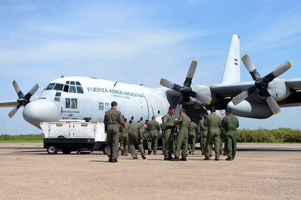 Kru dan pesawat Hercules C-130 milik Angkatan Udara Argentina sebelum lepas landas dari pangkalan udara El Palomar, Buenos Aires, Selasa, 10 Oktober 2023. Pesawat tersebut akan terbang ke Israel untuk mengevakuasi ribuan warga Argentina.