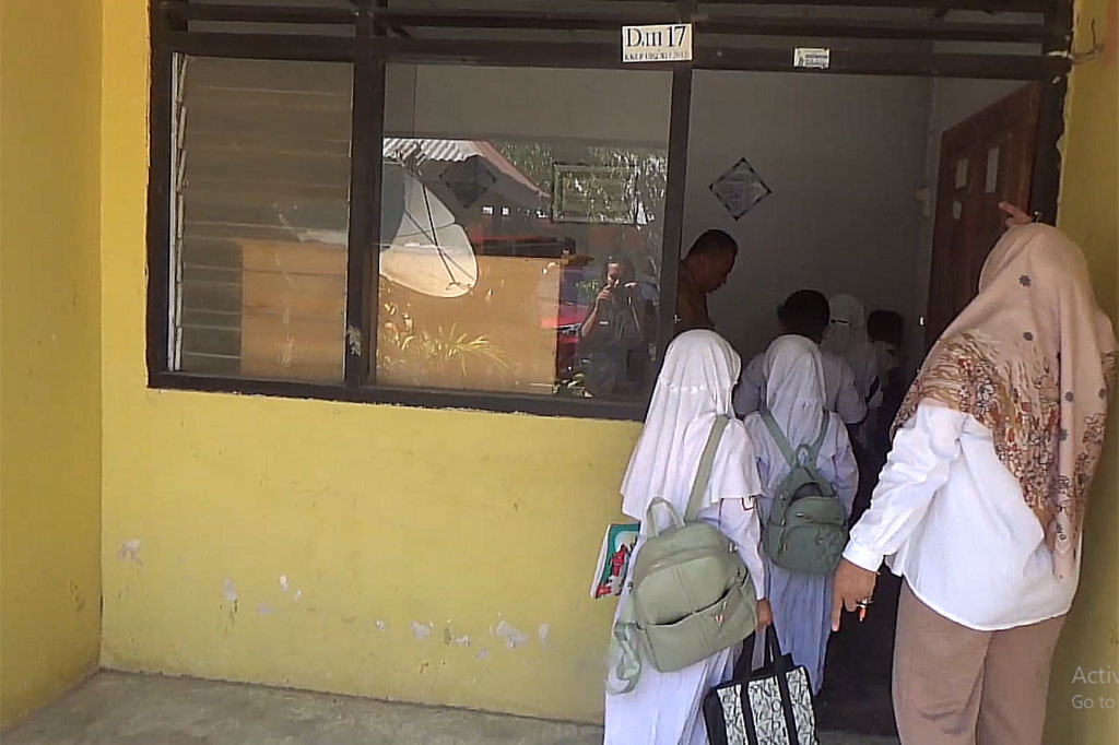 Siswa SDN 7 Bulango Utara, Kabupaten Bone Bolango, Provinsi Gorontalo selama setahun terakhir terpaksa belajar di ruang sempit bekas rumah guru. Hal itu terjadi setelah ruangan kelas mereka terbakar dan tak kunjung selesai diperbaiki.