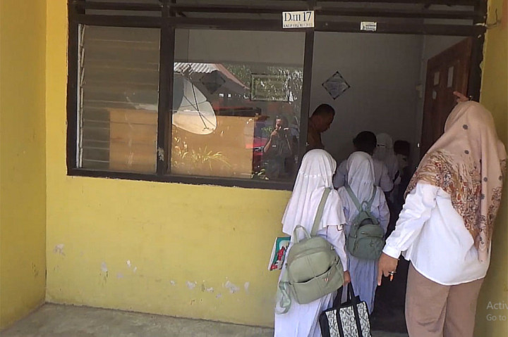 Siswa SDN 7 Bulango Utara, Kabupaten Bone Bolango, Provinsi Gorontalo selama setahun terakhir terpaksa belajar di ruang sempit bekas rumah guru. Hal itu terjadi setelah ruangan kelas mereka terbakar dan tak kunjung selesai diperbaiki.