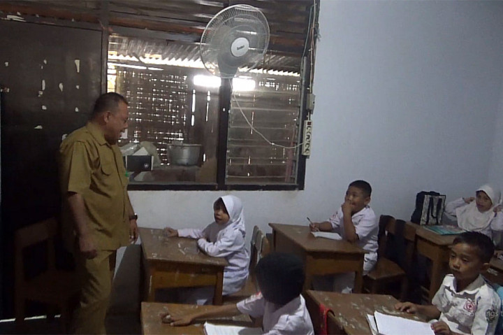 Kondisi ini dialami oleh tiga puluh siswa yang berasal dari kelas 1, 2, dan 3 yang ruangan kelasnya terbakar. Pihak sekolah pun terpaksa memindahkan ruang belajar ke gedung sementara yaitu gedung perpustakaan bagi siswa kelas 1 dan bekas rumah guru yang sebelumnya tidak difungsikan untuk kelas 2 dan tiga.