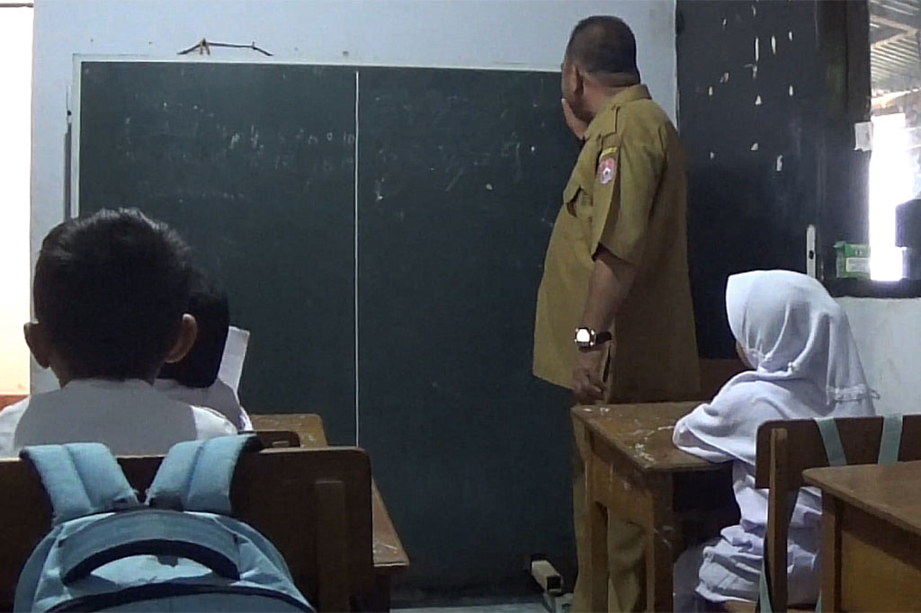 Pihak sekolah menyebut bahwa ruang belajar pengganti itu memang tidak layak sehingga berpengaruh terhadap proses belajar mengajar. Para orang tua siswa pun mengeluhkan kondisi ruangan belajar yang kurang memadai tersebut.