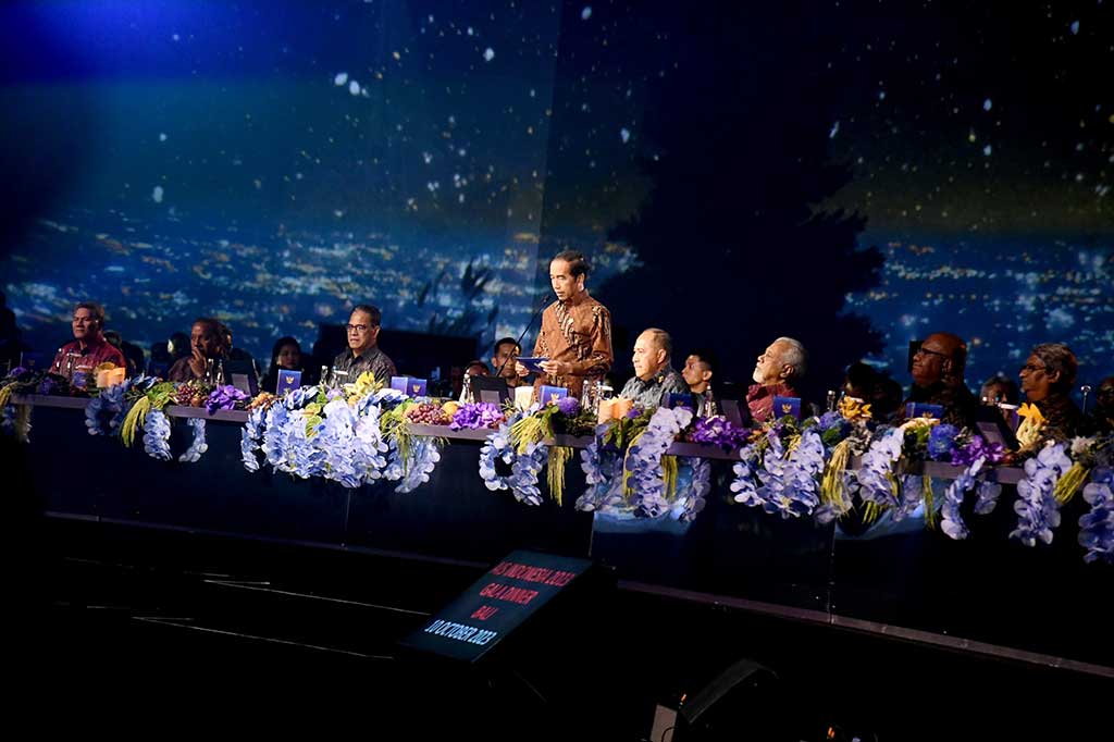 Dia mengajak semua pemimpin negara untuk meningkatkan persahabatan. 