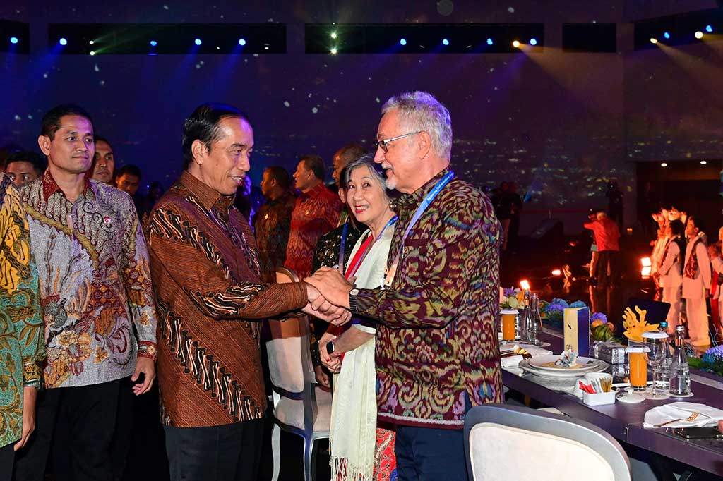 Jokowi menjamu para pemimpin Forum Negara Pulau dan Kepulauan (AIS Forum) dalam jamuan makan malam yang diselenggarakan di kawasan Nusa Dua, Bali. Jokowi tampak menyambut satu persatu pemimpin Forum AIS yang hadir di acara jamuan makan malam itu.