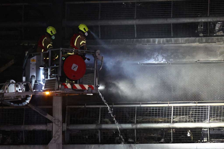Menurut layanan ambulans setempat, lima orang, termasuk empat petugas pemadam kebakaran dan seorang pegawai bandara, dirawat di rumah sakit. Satu orang lagi dirawat di lokasi.