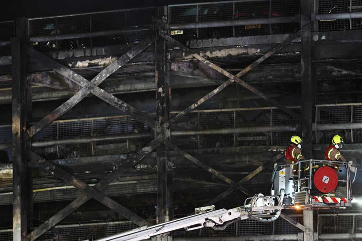 Kebakaran terjadi pada Selasa, 10 Oktober sekitar pukul 21.00 (2000 GMT) di tempat parkir bandara yang baru dibangun.