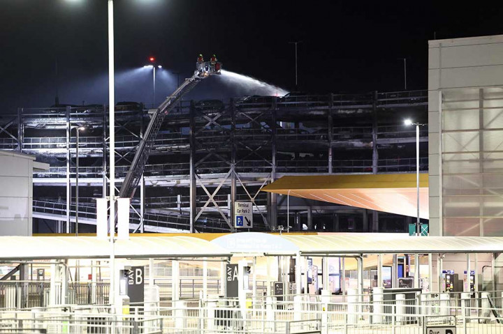 “Beberapa menit kemudian sebagian besar lantai atas terbakar, alarm mobil berbunyi disertai ledakan keras dari mobil-mobil yang terbakar,” Russell Taylor, 41, seorang Account Director dari Skotlandia mengatakan kepada kantor berita Inggris, PA. 