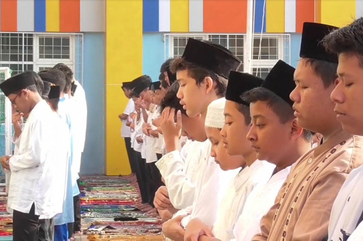 Ratusan pelajar SMP Muhammadiyah Kecamatan Taman, Kabupaten Sidoarjo, menggelar salat istisqa atau salat meminta hujan, Rabu, 11 Oktober 2023.
