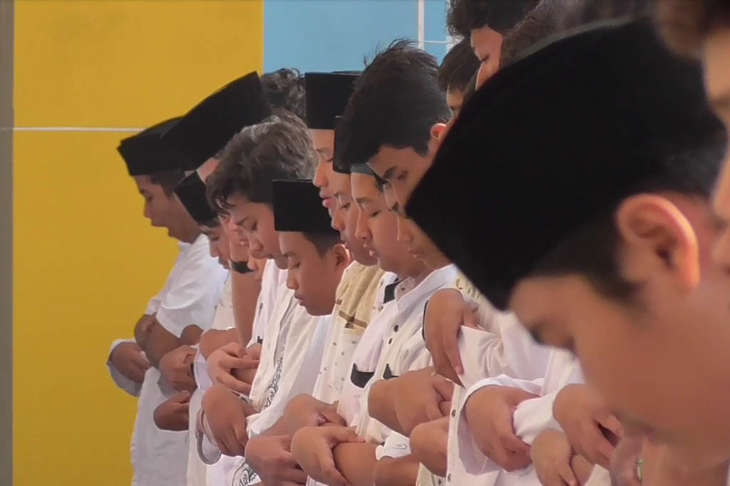 Kegiatan salat istisqa ini dilakukan menyusul musim kemarau berkepanjangan yang melanda negeri ini. Para siswa dan guru turut prihatin dengan musim kemarau panjang akibat cuaca ekstrem. 