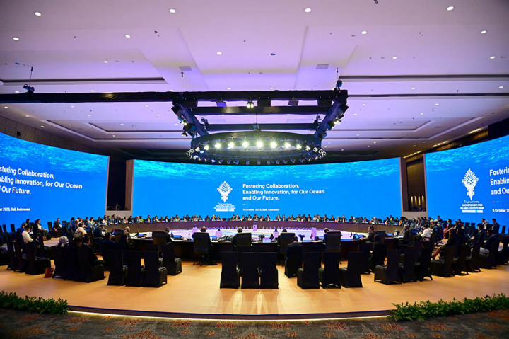 “Indonesia merasa terhormat menjadi tuan rumah momentum bersejarah KTT pertama AIS Forum. Sebuah forum untuk penguatan kolaborasi antarnegara kepulauan dan negara pulau yang dihubungkan oleh laut,” ujar Presiden dalam sambutannya saat membuka Sesi Pleno Konferensi Tingkat Tinggi (KTT) Archipelagic and Island States (AIS) Forum yang digelar di Nusa Dua Hall 5, Bali Nusa Dua Convention Center (BNDCC), Kabupaten Badung, Provinsi Bali, pada Rabu, 11 Oktober 2023.