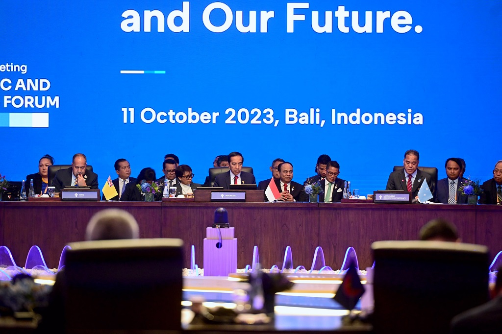 Presiden Joko Widodo menyampaikan bahwa lautan bukanlah pemisah, melainkan pemersatu dan perekat hubungan antarnegara kepulauan dan negara pulau. Menurut Presiden, penyelenggaraan Konferensi Tingkat Tinggi (KTT) Archipelagic and Island States (AIS) Forum merupakan momentum yang baik dalam memperkuat kolaborasi antarnegara tersebut.