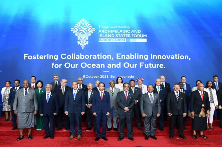 Melalui KTT AIS Forum ini, Presiden mengatakan bahwa kesempatan bagi negara kepulauan dan negara pulau untuk menentukan arah kolaborasi ke depan sangat besar. Presiden pun mengungkapkan tiga hal penting yang perlu didorong guna memperkuat kolaborasi tersebut.