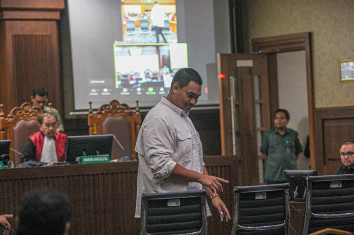 Dito pun mengakui pernah bertemu dengan Galumbang dan Resi sebanyak dua kali di rumah tersebut. Namun, Dito yang ketika itu belum menjabat sebagai Menpora menyebut pertemuan tersebut hanya membicarakan persoalan bisnis dan tidak menerima titipan uang.