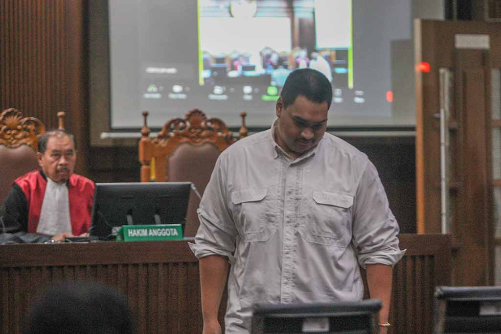 Dito hadir sebagai saksi tambahan dalam sidang lanjutan hari ini. Ia dihadirkan untuk terdakwa mantan Menteri Komunikasi dan Informatika Johnny G. Plate, mantan Direktur Utama BAKTI Anang Achmad Latif, dan tenaga ahli Human Development Universitas Indonesia Yohan Suryanto.