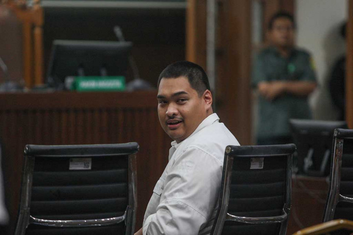 Mulanya, Hakim Ketua Fahzal Hendri mendalami kesaksian Dito mengenai pertemuannya dengan Direktur Utama PT Mora Telematika Indonesia Galumbang Menak dan Resi Yuki Bramani di sebuah rumah milik keluarga Dito di Jalan Cendana Nomor 34.