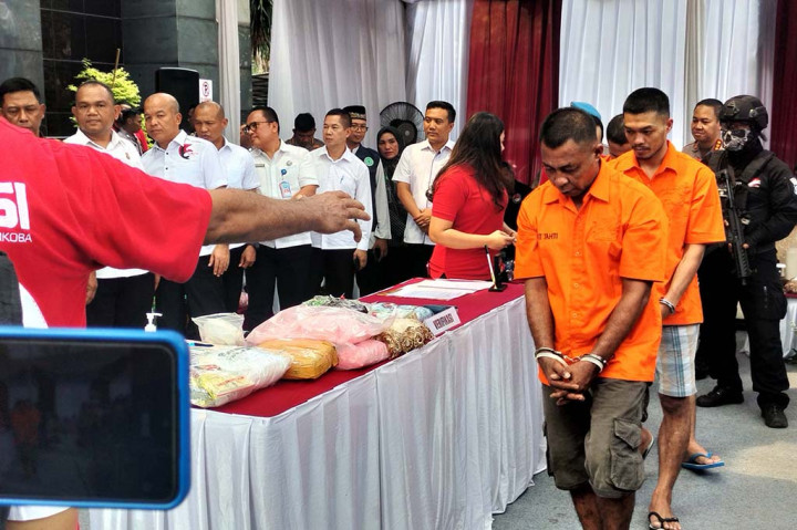 Direktorat Reserse Narkoba Polda Metro Jaya melakukan pemusnahan barang bukti ratusan kilo narkotika dan obat/bahan berbahaya (narkoba) jenis sabu dan ganja hasil pengungkapan kasus selama Juli hingga September 2023.