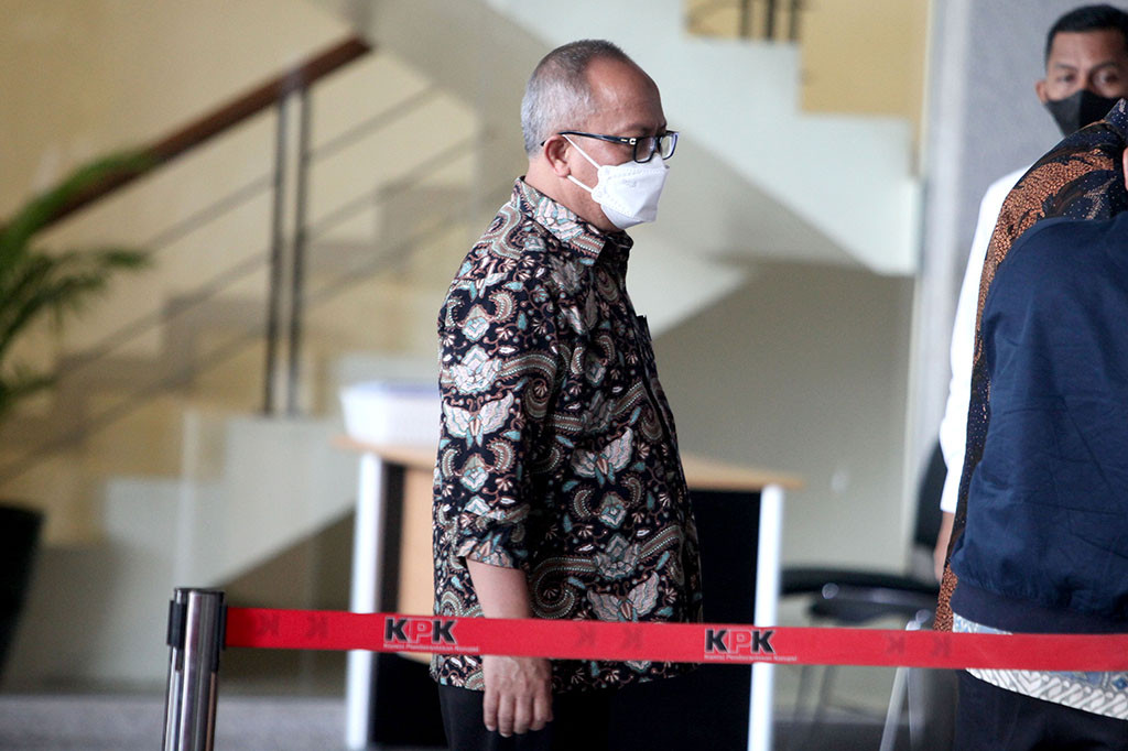 Kasdi tiba di Gedung Merah Putih KPK sekitar pukul 09.40 WIB. Dia terlihat menggunakan batik lengan panjang saat masuk ke ruang tunggu Markas Lembaga Antirasuah.