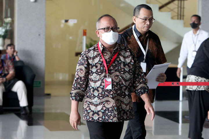 Kasdi diperiksa sekitar sebelas jam kemarin. Dia mengeklaim kehadirannya untk membantu penyidik mengusut perkara dugaan korupsi di Kementan.