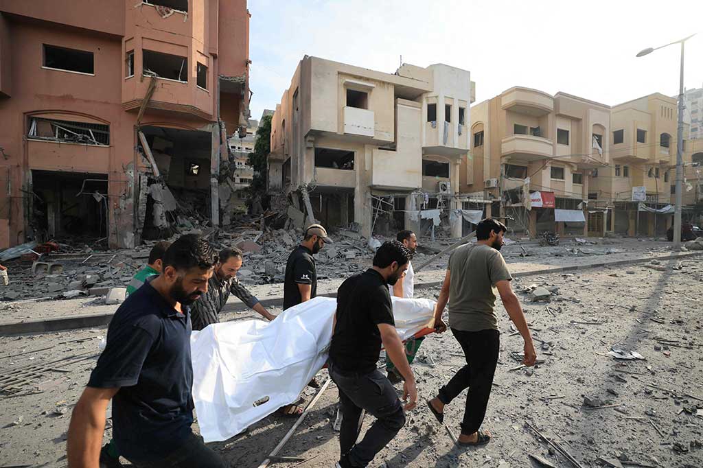 Pertahanan Sipil Palestina (PCD) di Jalur Gaza pada Rabu, 11 Oktober 2023, mengatakan tim mereka kewalahan untuk menyelamatkan para korban akibat banyaknya rumah yang hancur dibom Israel.