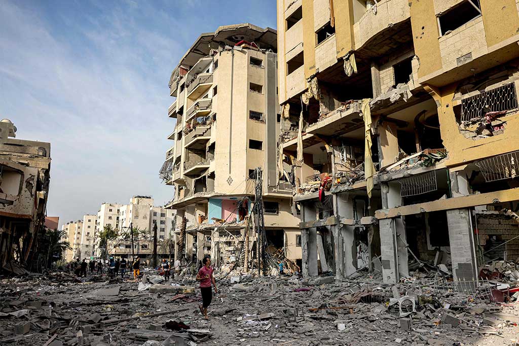 Dalam sebuah pernyataan CPD mengatakan, banyak orang yang terjebak di bawah reruntuhan di sejumlah wilayah di Gaza akibat serangan udara intensif. Pernyataan itu juga menyebutkan tim tersebut tidak memiliki peralatan memadai untuk bekerja secara efektif.