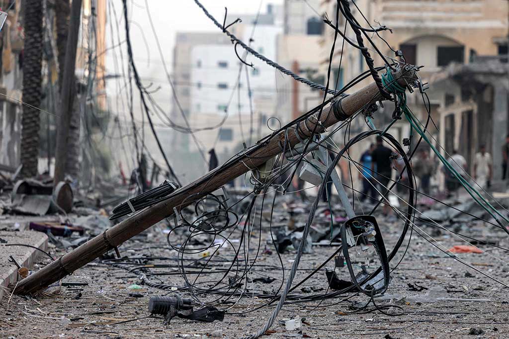 Sementara Kementerian Kesehatan Israel menyatakan 1.200 warga Israel tewas dan 2.806 lainnya mengalami luka dalam pertempuran. Selain itu Israel memutus pasokan air dan listrik ke Gaza, sehingga memperburuk situasi kemanusiaan di daerah kantong yang diblokade tersebut.