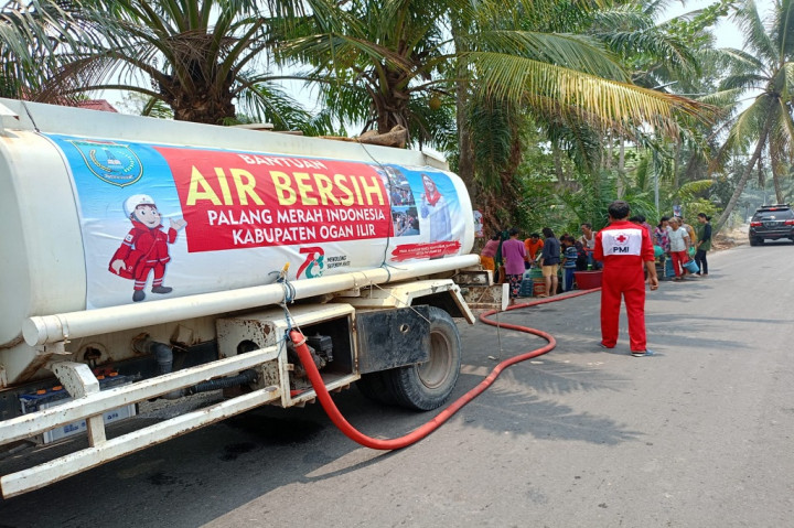 Kekeringan panjang sudah mulai dialami masyarakat Ogan Ilir, Sumatra Selatan. Bukan hanya sumur warga, di aliran sungai-sungai kecil di Ogan Ilir pun sudah menyusut parah. Karenanya, bantuan distribusi air bersih sangat dibutuhkan warga saat ini.