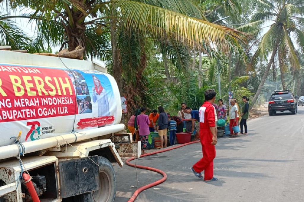 Penyaluran bantuan air bersih yang dilakukan PMI Ogan Ilir bekerjasama dengan BPBD Ogan Ilir pun menjadi serbuan warga di Kecamatan Tanjung Raja, Ogan Ilir.
