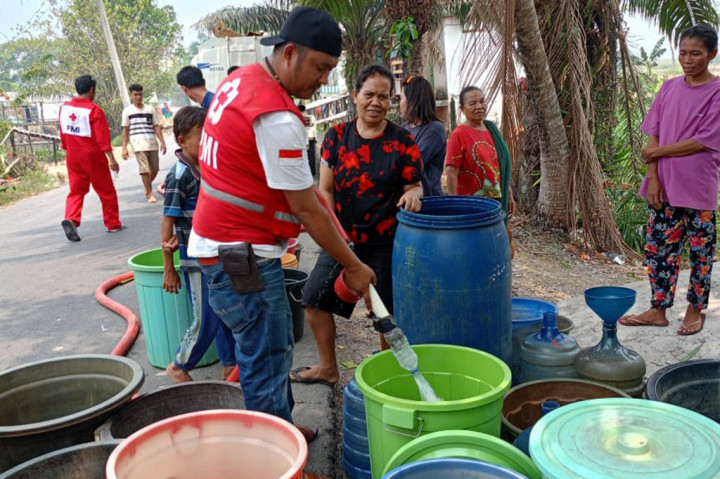 Sementara itu, Ketua PMI Ogan Ilir, Tikha Alamsjah Panca Wijaya mengatakan pihaknya telah menyalurkan air bersih selama 32 hari belakangan ke sejumlah kecamatan dan kelurahan yang ada di Ogan Ilir.