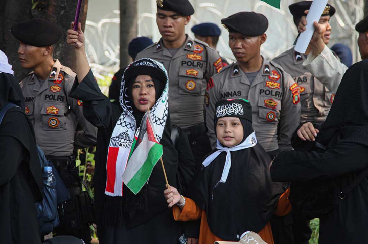 Beberapa orator mulai menyampaikan pendapat mereka terkait keinginan dan harapan agar Palestina bisa merdeka sekitar pukul 13.30. Pada sekitar pukul 15.15 WIB, massa meminta agar delegasi mereka diizinkan untuk menemui perwakilan Kedubes AS. Namun, perizinan tak berjalan mulus.