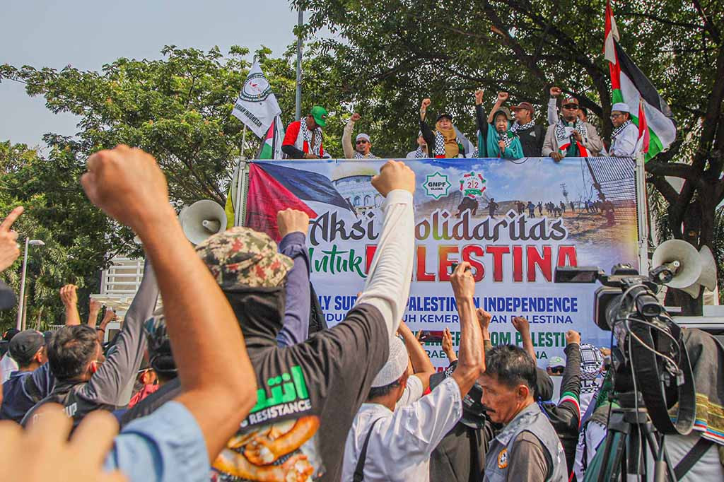 Ratusan personel polisi diturunkan untuk mengamankan Aksi Solidaritas Untuk Palestina oleh tiga ormas keagamaan di depan Kedutaan Besar Amerika Serikat (Kedubes AS) di Jalan Medan Merdeka Selatan, Gambir, Jakarta Pusat.