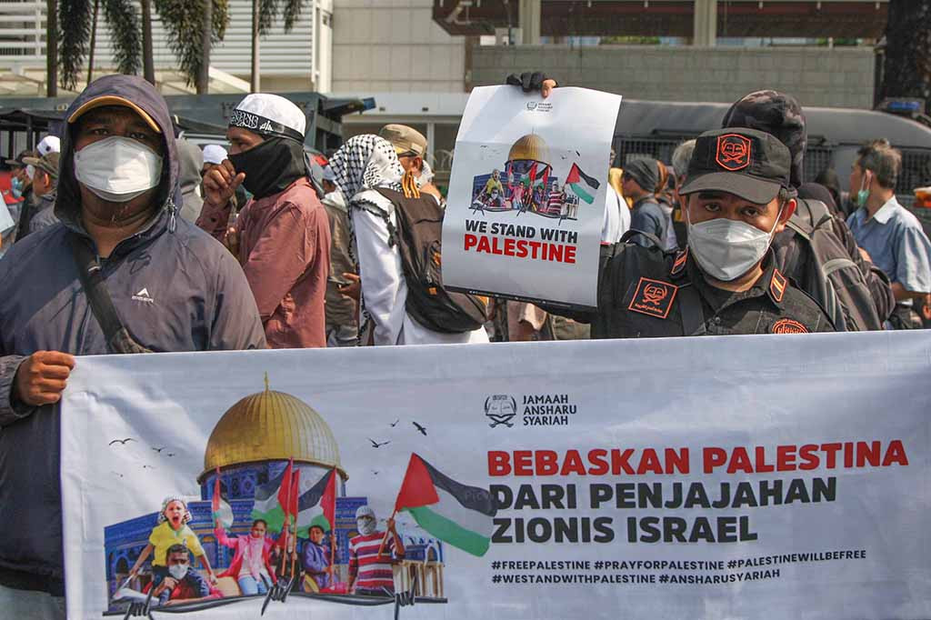Aksi solidaritas tersebut dimulai pukul 13.00 WIB. Pada awalnya, mobil yang membawa massa dengan bertuliskan 'Aksi Solidaritas untuk Palestina, Indonesia Stand with Palestine' berada di Jalan Medan Merdeka Selatan di bagian Monumen Nasional (Monas) arah Stasiun Gambir.