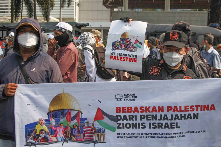 Aksi solidaritas tersebut dimulai pukul 13.00 WIB. Pada awalnya, mobil yang membawa massa dengan bertuliskan 'Aksi Solidaritas untuk Palestina, Indonesia Stand with Palestine' berada di Jalan Medan Merdeka Selatan di bagian Monumen Nasional (Monas) arah Stasiun Gambir.