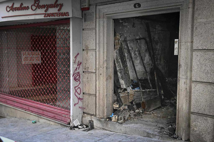 Kebakaran terjadi sekitar pukul 4:00 pagi (0200 GMT) di lantai dasar sebuah gedung di lingkungan pusat As Travesas, Carlos Lopez, juru bicara balai kota Vigo.