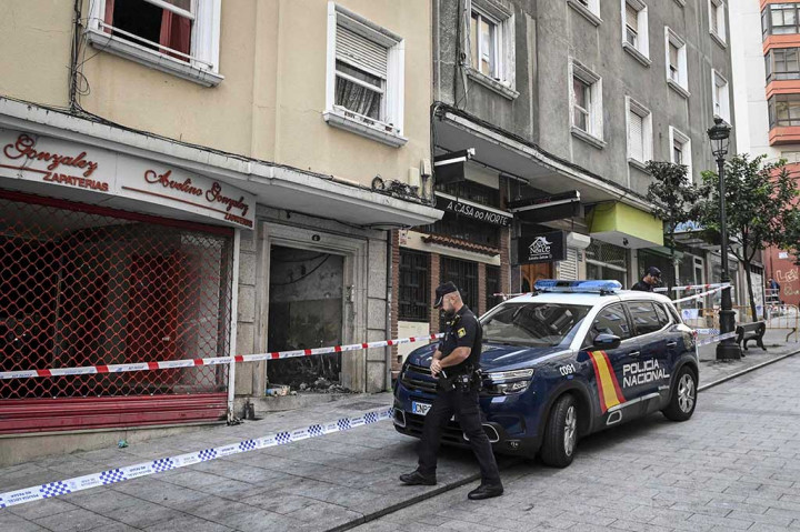 Sembilan orang terluka dalam kebakaran tersebut, tiga di antaranya dalam kondisi serius. Salah satunya adalah seorang gadis berusia delapan tahun, kata para pejabat.