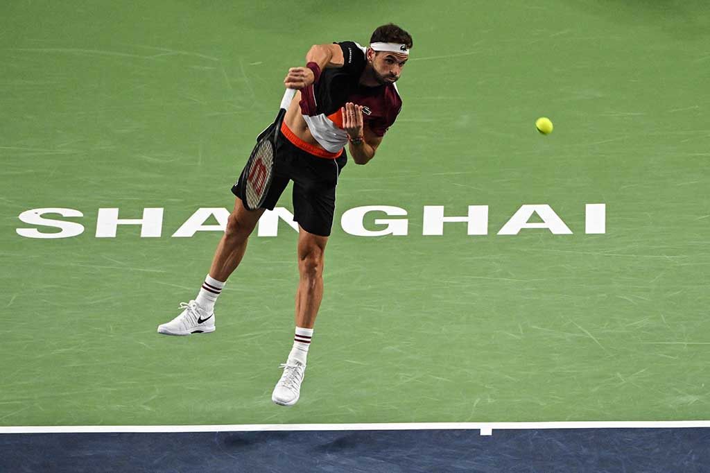 Grigor Dimitrov bangkit untuk mengalahkan unggulan teratas Carlos Alcaraz dalam tiga set dan mencapai perempat final pada hari Rabu, 11 Oktober 2023 dalam kekalahan terbaru di Shanghai Masters.