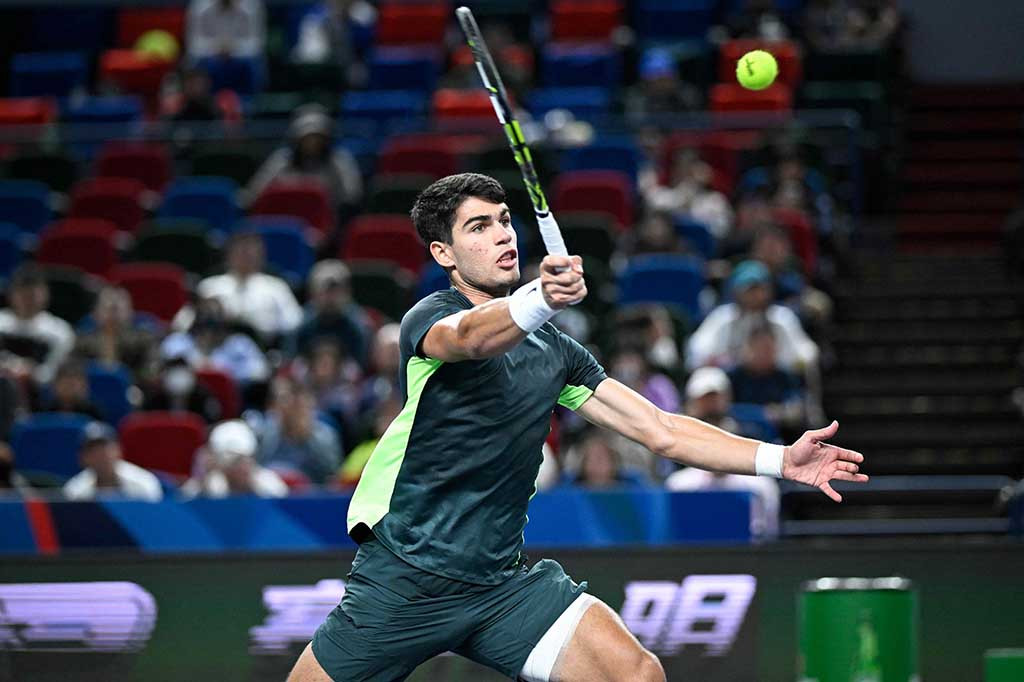 Alcaraz, yang difavoritkan meraih mahkota Shanghai saat Djokovic absen, mengatakan ia selalu menentangnya.