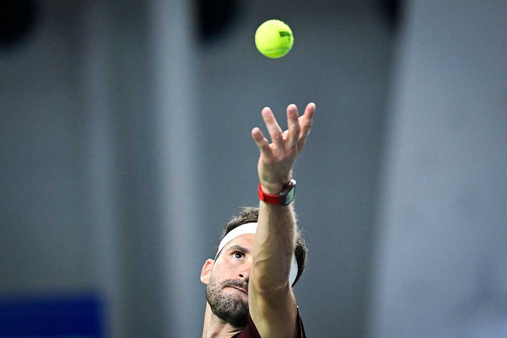 Unggulan ke-18 itu menang 5-7, 6-2, 6-4 melawan Alcaraz yang tampil buruk saat petenis Bulgaria itu meningkatkan upayanya mengejar gelar ATP pertama sejak 2017.