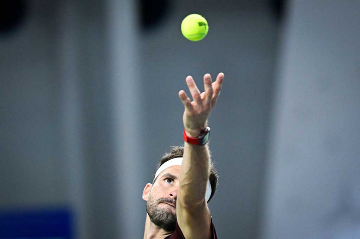 Unggulan ke-18 itu menang 5-7, 6-2, 6-4 melawan Alcaraz yang tampil buruk saat petenis Bulgaria itu meningkatkan upayanya mengejar gelar ATP pertama sejak 2017.