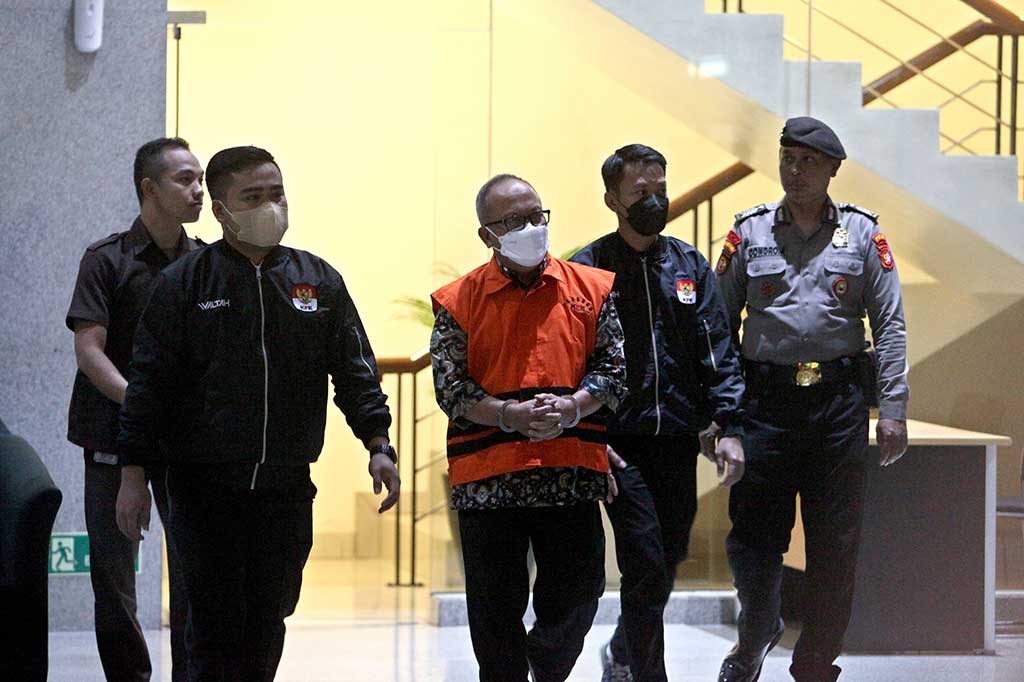 KS merupakan satu dari tiga orang tersangka yang telah ditetapkan oleh KPK dalam kasus dugaan korupsi di Kementan. Dua tersangka lainnya adalah mantan Menteri Pertanian Syahrul Yasin Limpo (SYL) dan Direktur Alat dan Mesin Pertanian Kementan Muhammad Hatta (MH).