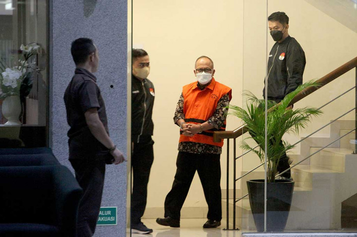 Sebelumnya, pada Rabu siang, KPK menjadwalkan pemeriksaan tiga orang tersangka terkait kasus dugaan korupsi di Kementan. Namun, hanya KS yang memenuhi panggilan KPK sebelum resmi ditetapkan sebagai tersangka. Sementara SYL dan MH telah mengonfirmasi tidak bisa hadir.