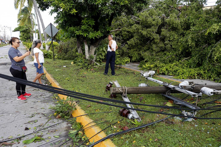 Lidia mendarat di selatan Puerto Vallarta pada Selasa sebagai badai yang sangat berbahaya, membawa angin berkecepatan maksimum sekitar 140 mil (220 kilometer) per jam, kata Pusat Badai Nasional AS (NHC).