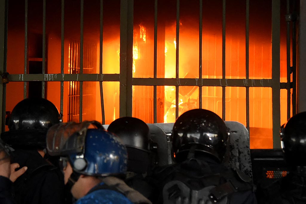 Narapidana di penjara terbesar di Paraguay pada hari Rabu, 11 Oktober 2023 membebaskan 22 penjaga yang mereka sandera dalam kerusuhan yang menyebabkan satu orang tewas.