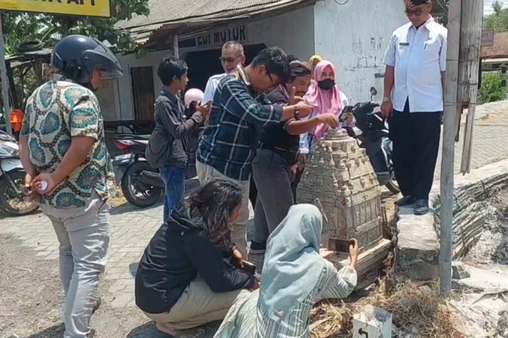 Warga Desa Kerpangan, Kecamatan Leces, Kabupaten Probolinggo, Jawa Timur, Kamis, 12 Oktober 2023 dihebohkan dengan penemuan benda mirip candi. Benda tersebut ditemukan saat alat berat melakukan penggalian tanah untuk pelebaran jalan.