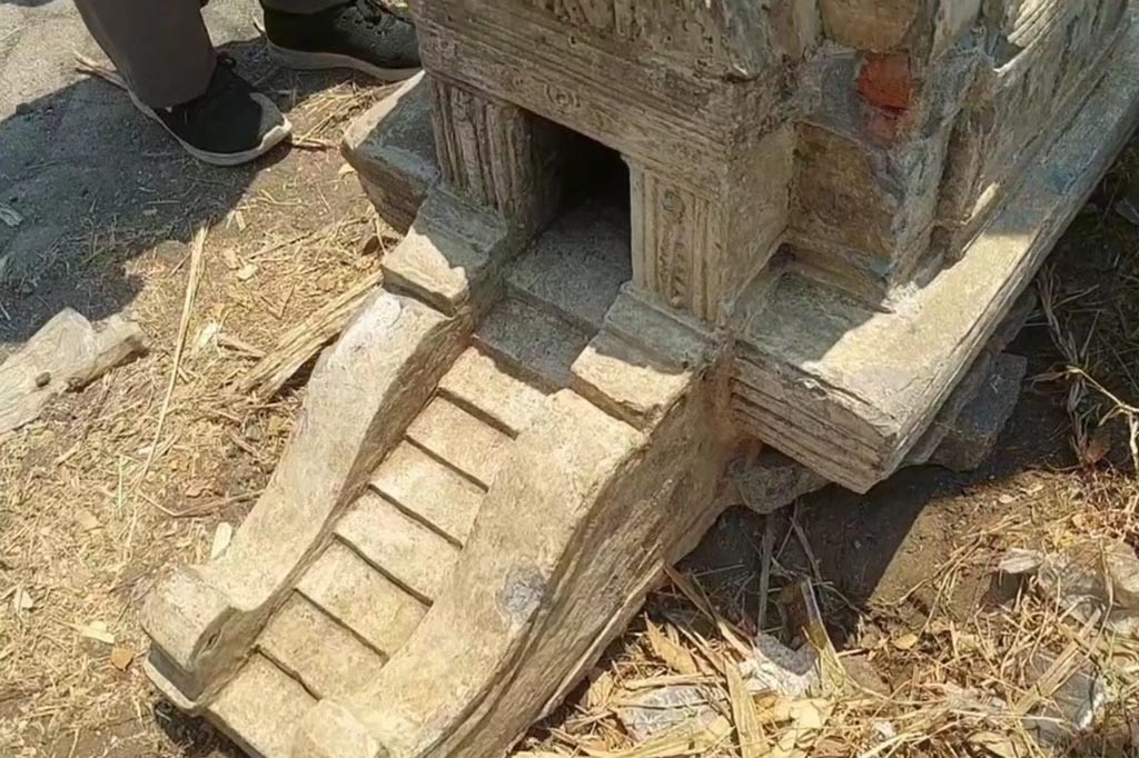 Benda mirip candi tersebut diperkirakan merupakan tempat meletakkan sesaji mirip seperti pura. Selain itu material benda mirip candi tersebut terbuat dari bata dan semen yang diperkirakaan dibuat setelah zaman kemerdekaan.