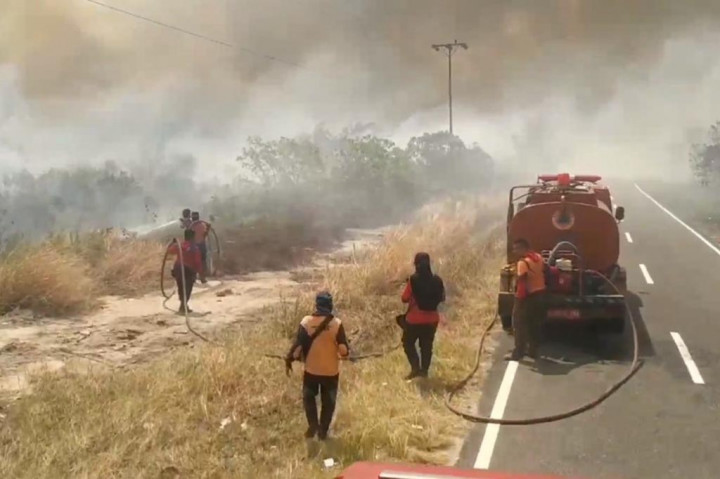 Lahan yang terbakar begitu luas ditambah kencangnya tiupan angin, membuat asap dari hasil kebakaran menyebar hingga menyelimuti kota Sampit, sampai perairan Sungai Mentaya. Indeks Standar Pencemaran Udara (ISPU) berada di angka 165 PM2,5, pada pukul 6 pagi ini dan masih dinyatakan tidak sehat.