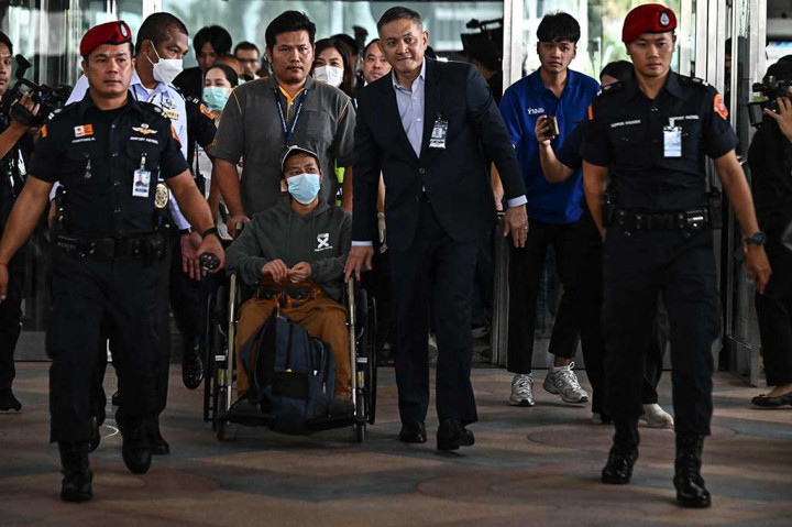 Belasan warga negara Thailand yang dievakuasi dari Israel tiba di Bandara Internasional Suvarnabhumi, Bangkok, Kamis, 12 Oktober 2023.