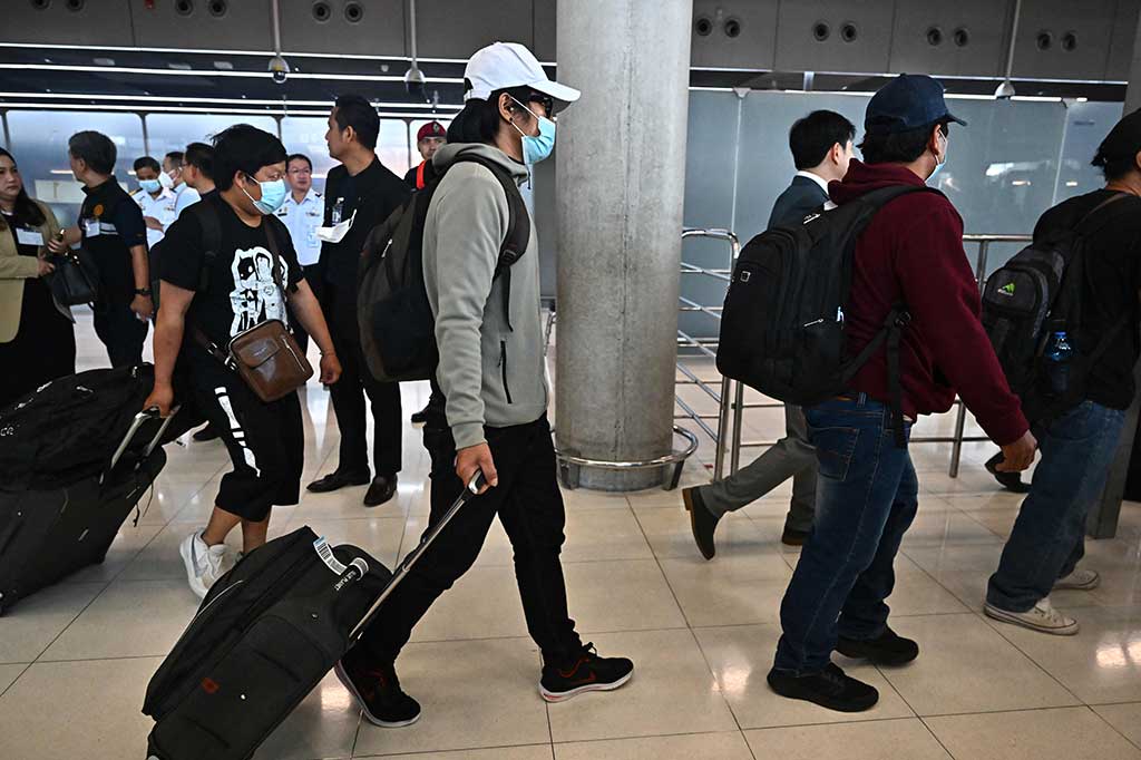 Sebanyak 15 warga Thailand yang bekerja di Israel kembali ke negaranya menyusul serangan mendadak Hamas ke wilayah Israel. Beberapa di antara mereka ada yang terluka.