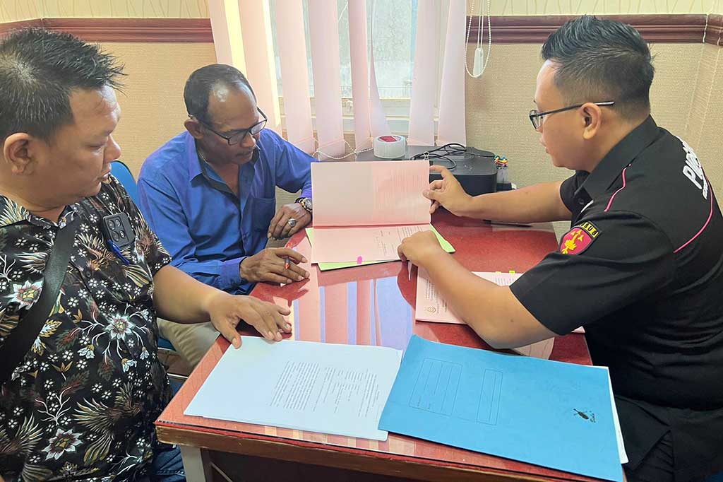 Mantan Kades Gempolsari, Kecamatan Tanggulangin, Kabupaten Sidoarjo, Jawa Timur, Sya'roni Aliem, bakal diadili kedua kalinya karena kasus dugaan korupsi.