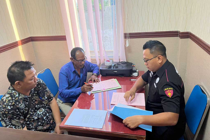 Sementara kasus terbaru yang menjeratnya terkait penjualan aset tukar Tanah Kas Desa (TKD) Gedangan yang berada di wilayah Desa Gempolsari. Kini status Sya'roni sudah tersangka. Perkara tersebut sudah dinyatakan lengkap ( P-21) dan ditahapduakan dari penyidik kepada Jaksa Penuntut Umum (JPU) Kejari Sidoarjo.