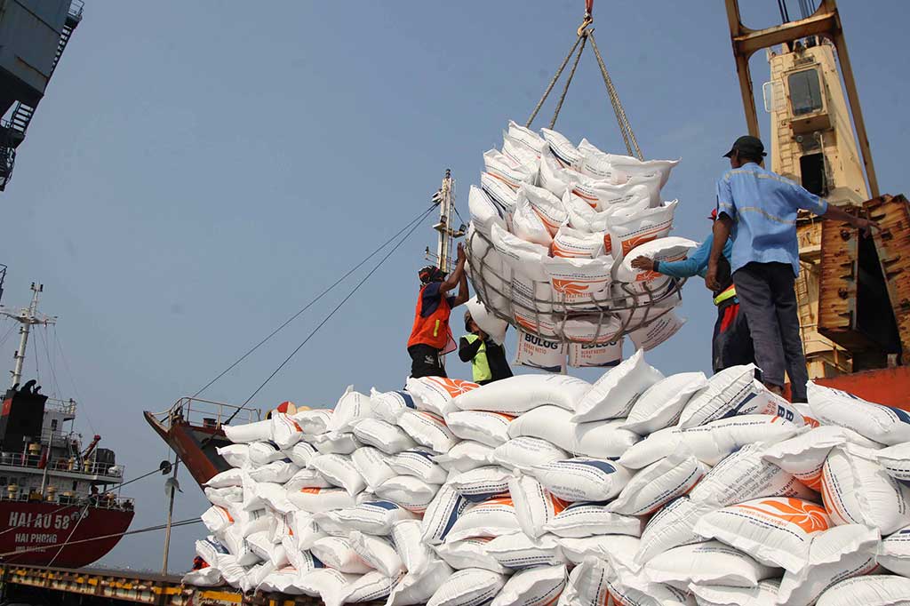 Aktivitas bongkar muat beras impor dari kapal Thai Bin asal Vietnam di Pelabuhan Tanjung Priok, Jakarta, Kamis, 12 Oktober 2023. 