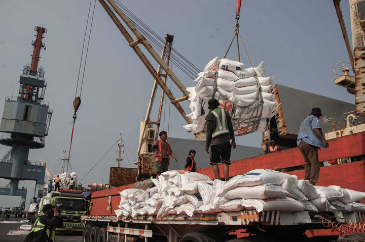 Sebanyak 24 ribu ton beras impor dari Vietnam tiba di Jakarta. Jumlah tersebut merupakan bagian dari penugasan impor 2 juta ton beras hingga akhir tahun 2023. 